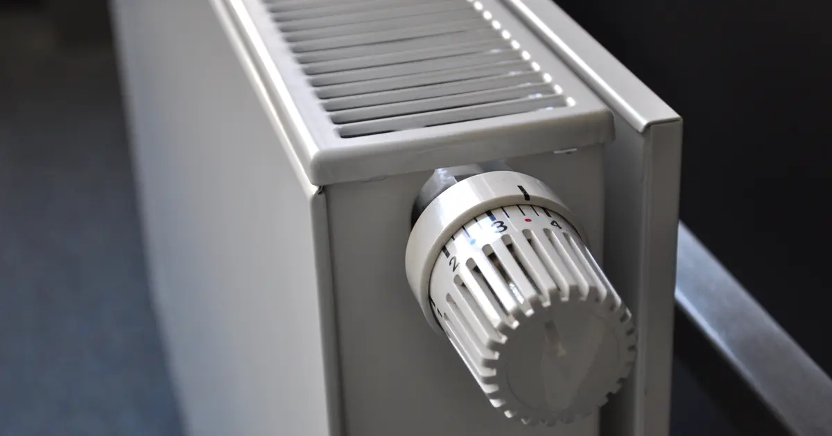 Witte paneelradiator met thermostaatknop